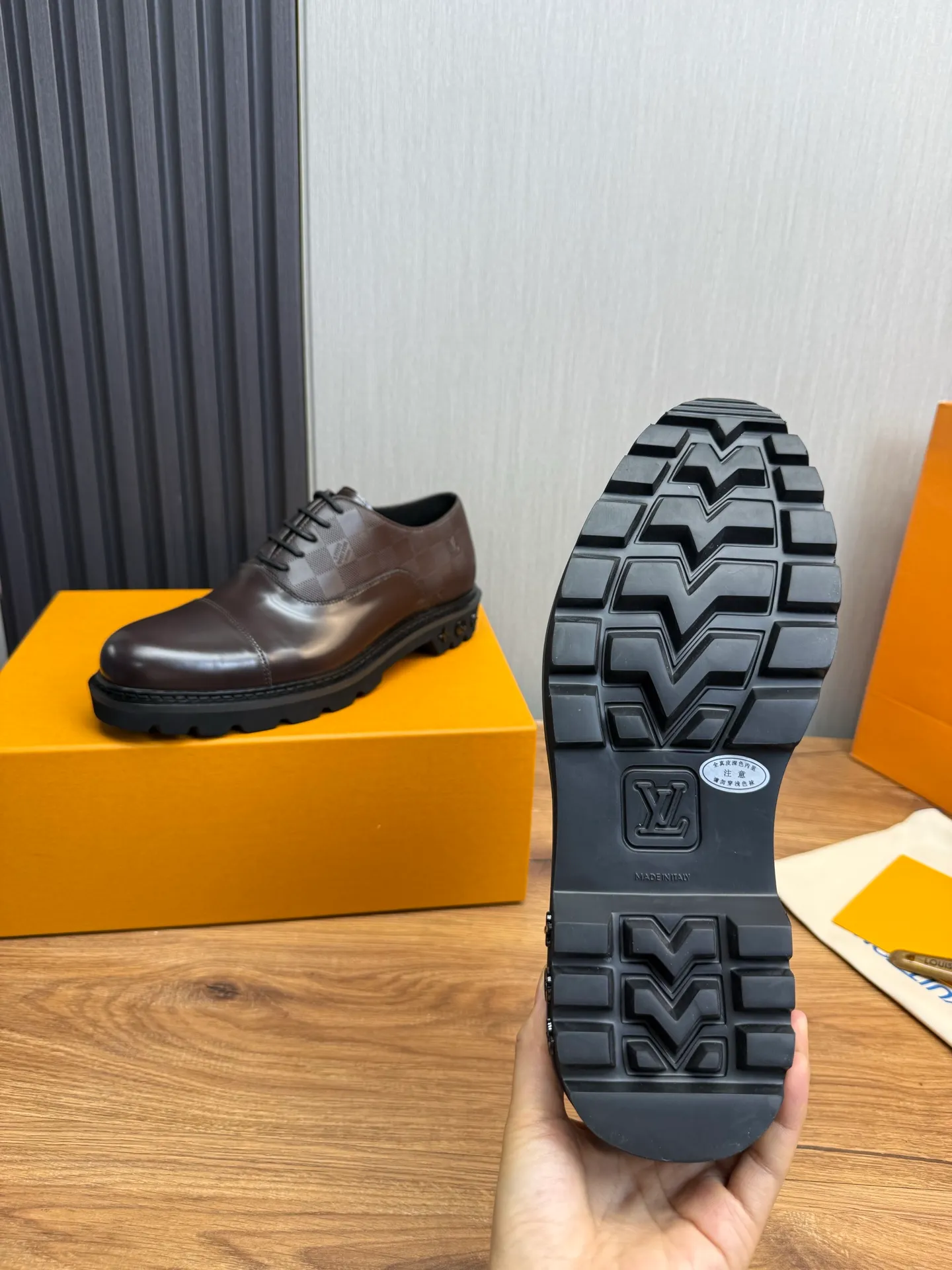 Men's shoes 💰900💰 LV. Men's casual lace-up leather shoes, the latest hot style 🔥 1:1 original purchase quality, top quality goods ⬆️The upper is imported open-edge beaded cowhide, cowhide, and cow suede. The hand-made three-dimensional stitching highlights the round toe design. The inner foot pads are all imported cowhide, with the original wear-resistant foam outsole, matching code 39-44, (38, 45 custom-made, non-refundable)